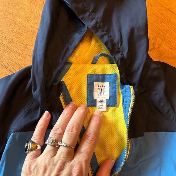 Two windbreakers jackets size 3-6 months - Picture 4 of 8
